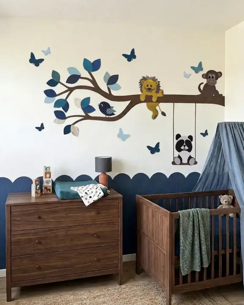 Behangsticker tak met dieren in een donkerblauwe babykamer